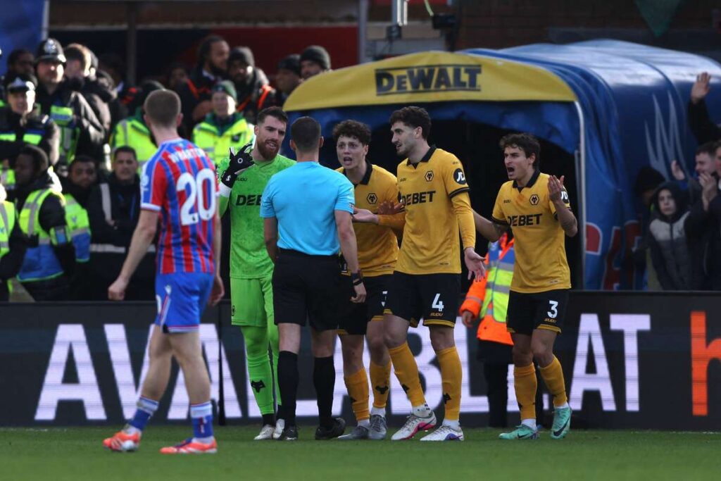 Crystal Palace net late on to defeat 10-man Wolves after Krejci dismissal