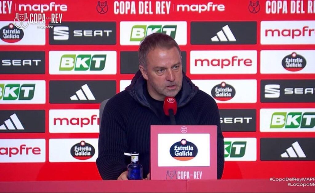 ‪Reporter: “Was this your worst night with Barça?” Hansi Flick: "The worst night was the one against Inter."‬