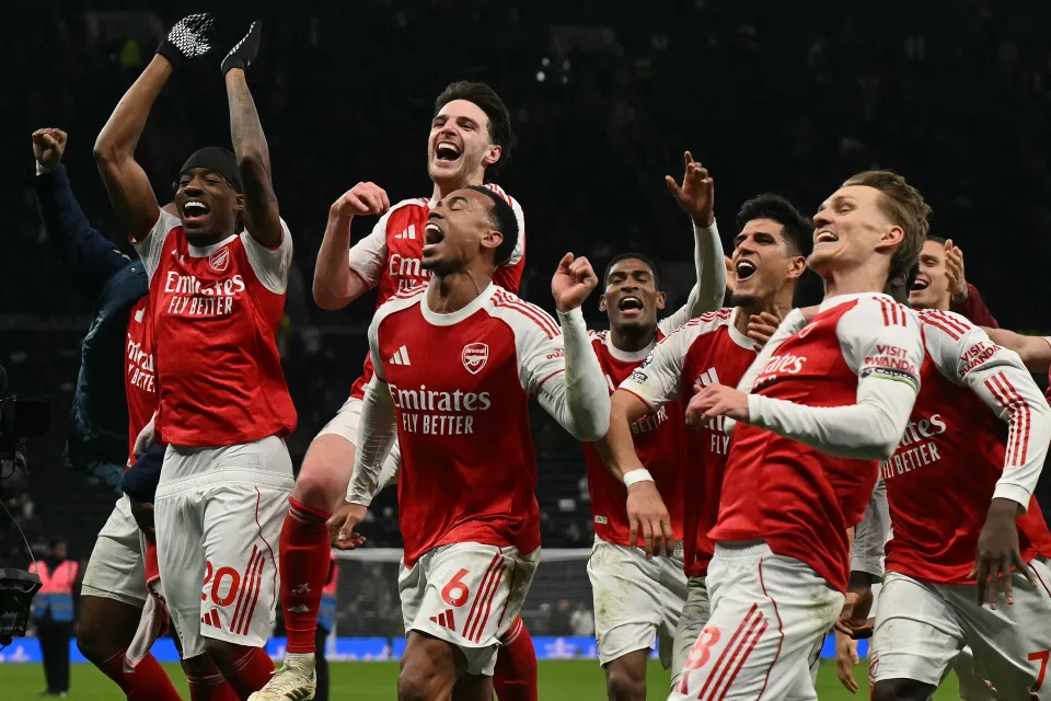 Arsenal players celebrate victory over Tottenham Hotspur