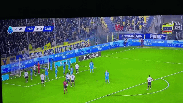 After last week’s controversy, Parma repeated the same corner-kick routine that led to a goal against AC Milan, but this time a foul was called for blocking on Caprile. Serie A is a complete joke 🤡🎪