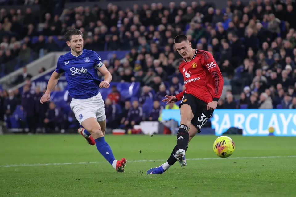 Benjamin Sesko scores against Everton