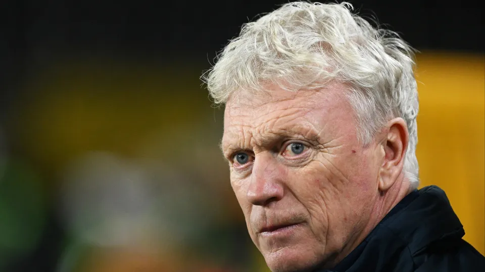 David Moyes stands on touchline during Everton match at Wolves