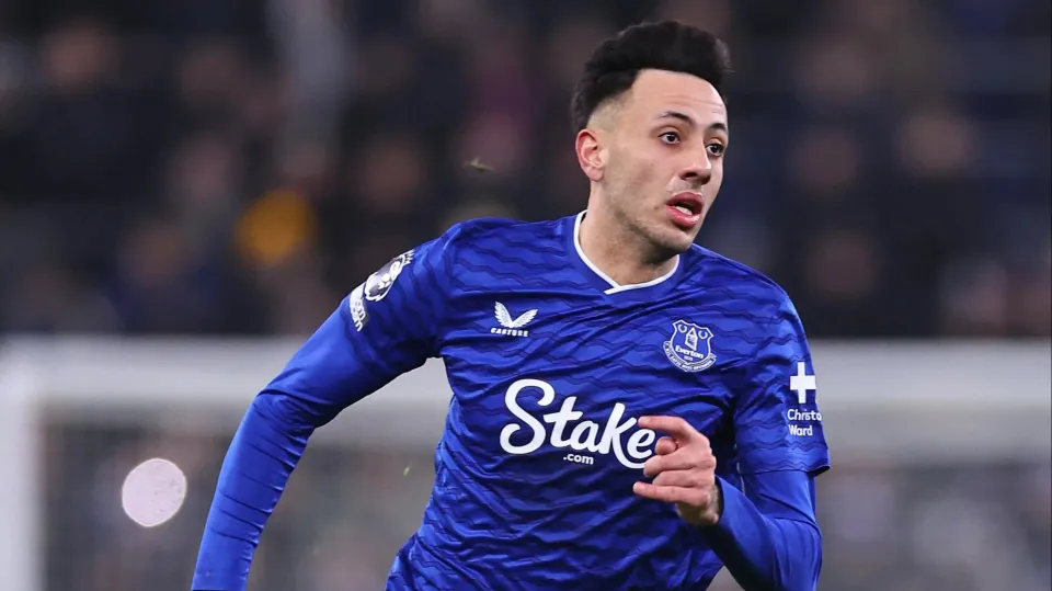 Dwight McNeil playing for Everton