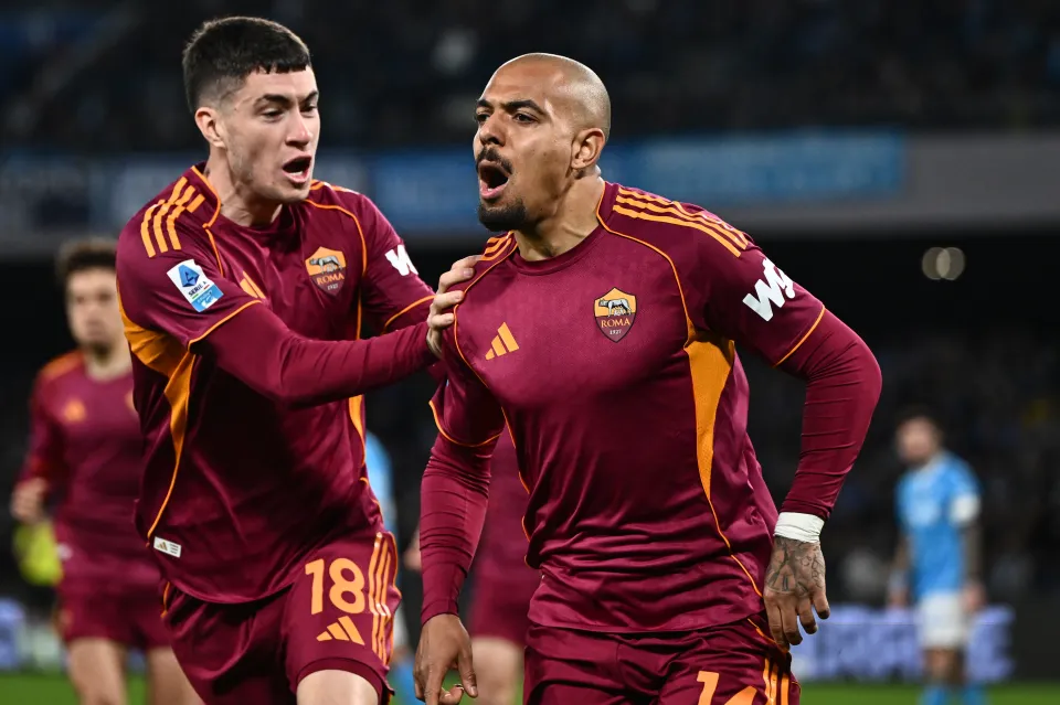 Donyell Malen celebrates for Roma