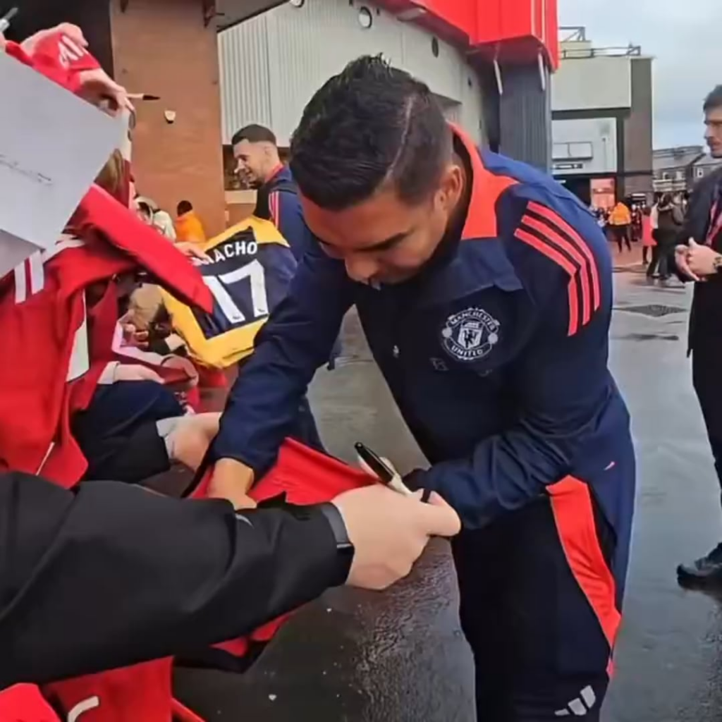 Casemiro's reaction when asked if he likes Garnacho.