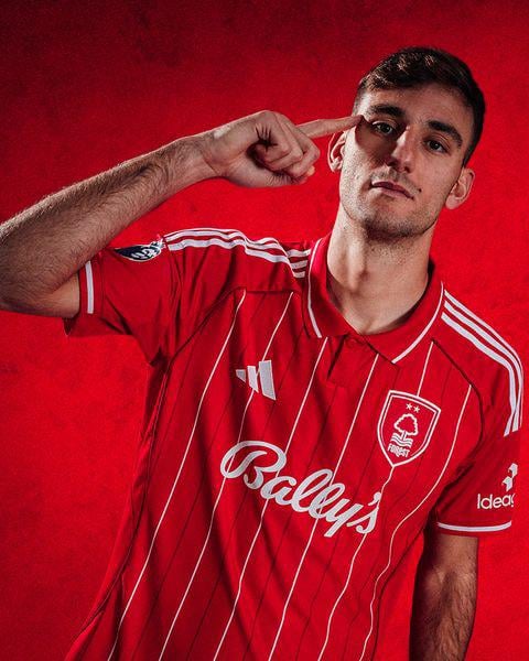 Comrades I may be delusional but the big Italian man scored on his debut. After a whole week of Napoli fans mocking us and him for his end product, have we found the perfect Dyche striker?