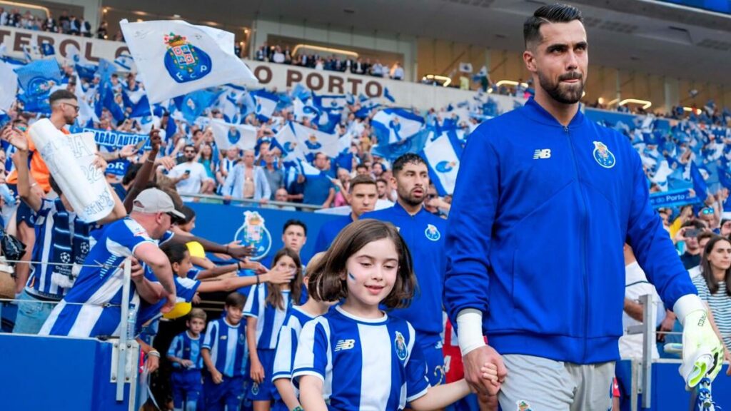 Já é possível pagar para entrar com os jogadores do FC Porto em campo, mas só para crianças