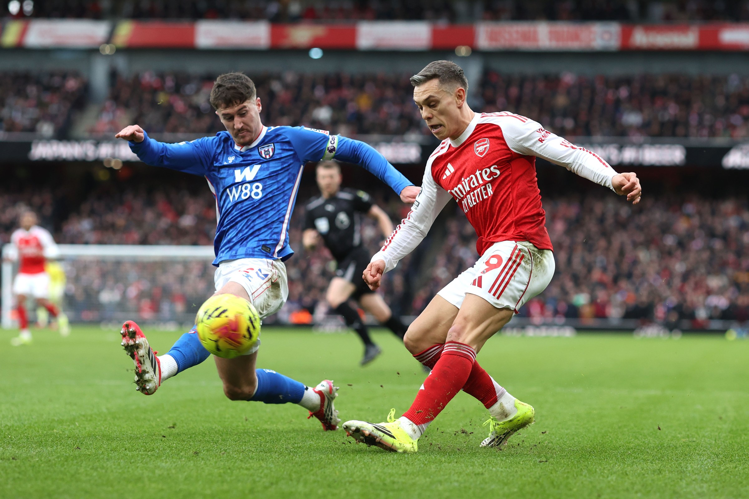 LONDON, ENGLAND - FEBRUARY 7: Trai Hume of Sunderland and Leandro Trossard of Arsenal during the Premier League match between Arsenal and Sunderland at Emirates Stadium on February 7, 2026 in London, United Kingdom. (Photo by Charlotte Wilson/Offside/Offside via Getty Images)