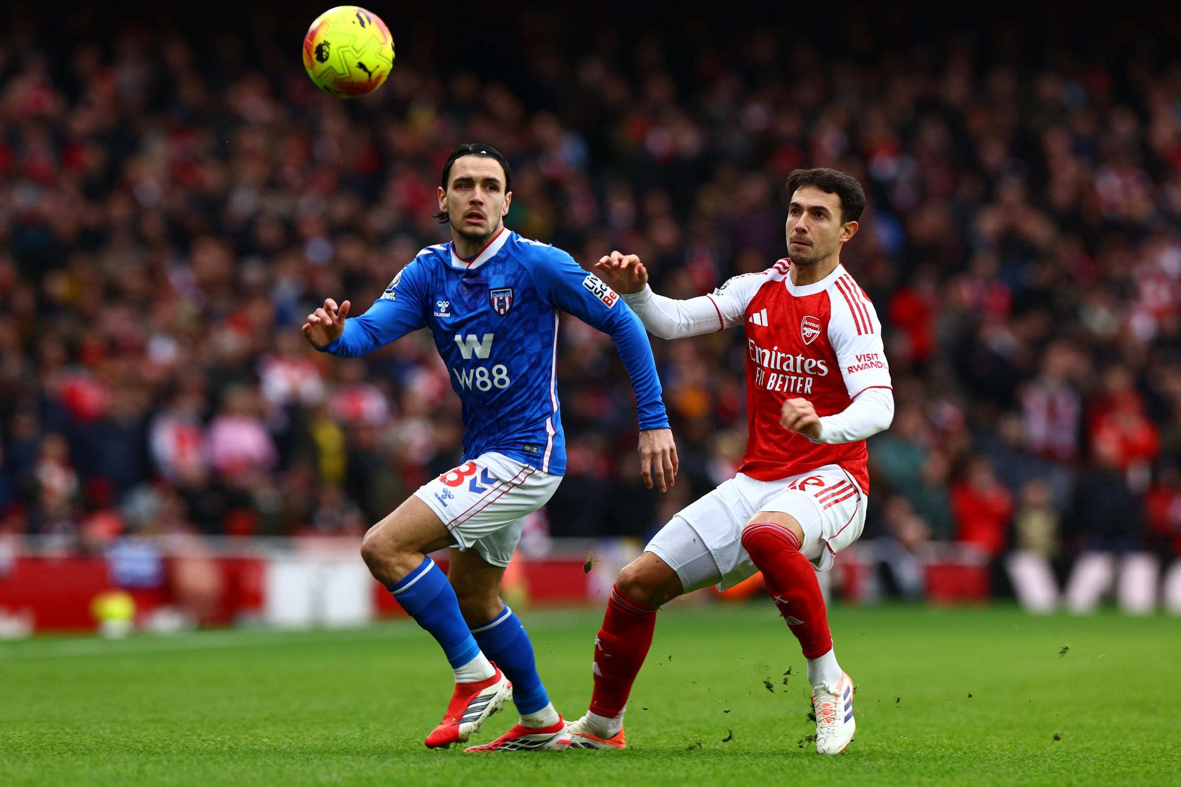 LONDON, ENGLAND - FEBRUARY 07: Enzo Le Fee of Sunderland and Christian Norgaard of Arsenal fight for possesion during the Premier League match between Arsenal and Sunderland at Emirates Stadium on February 07, 2026 in London, England. (Photo by Mark Thompson/Getty Images)