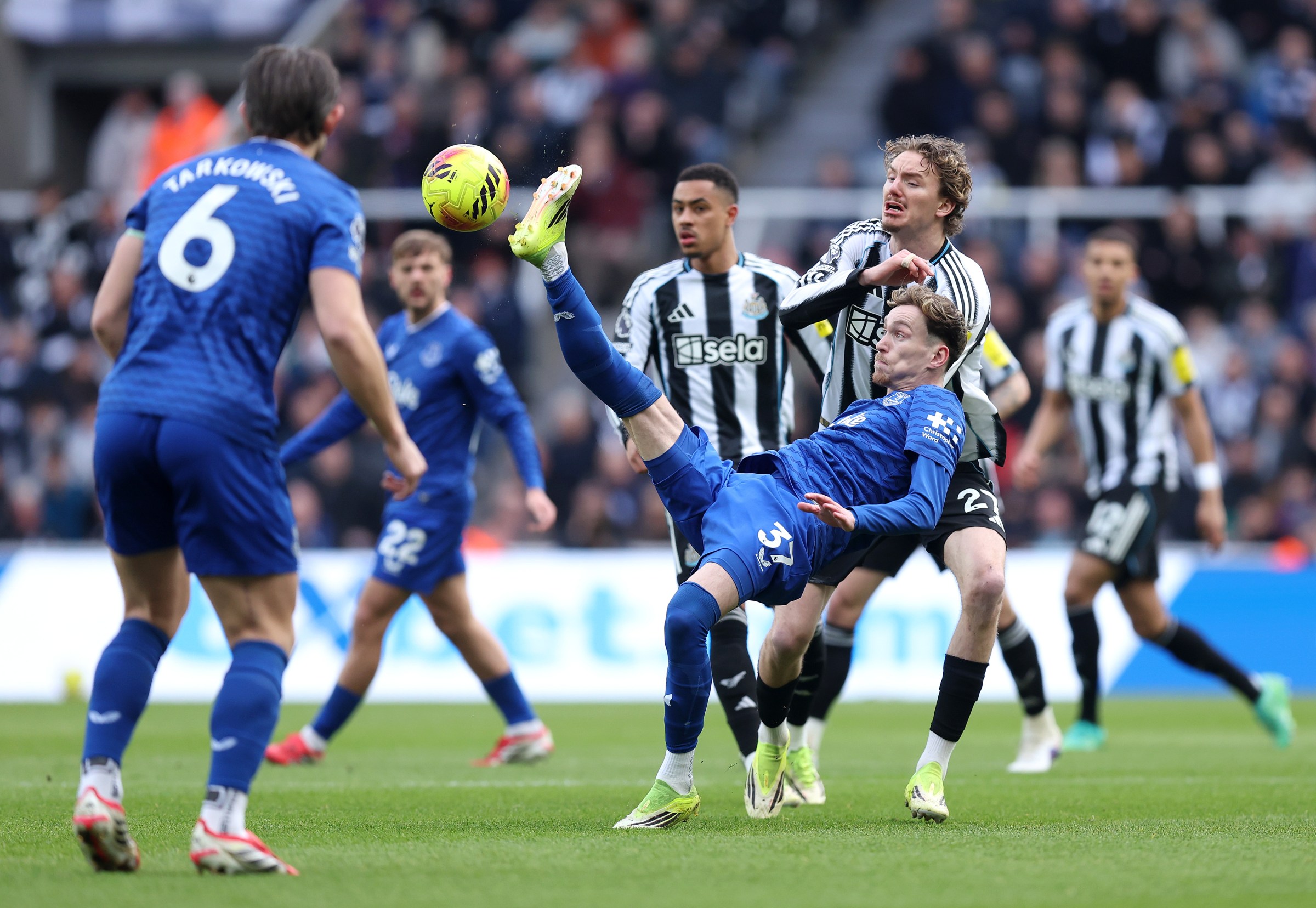 James Garner of Everton is challenged by Nick Woltemade. (Getty Images)