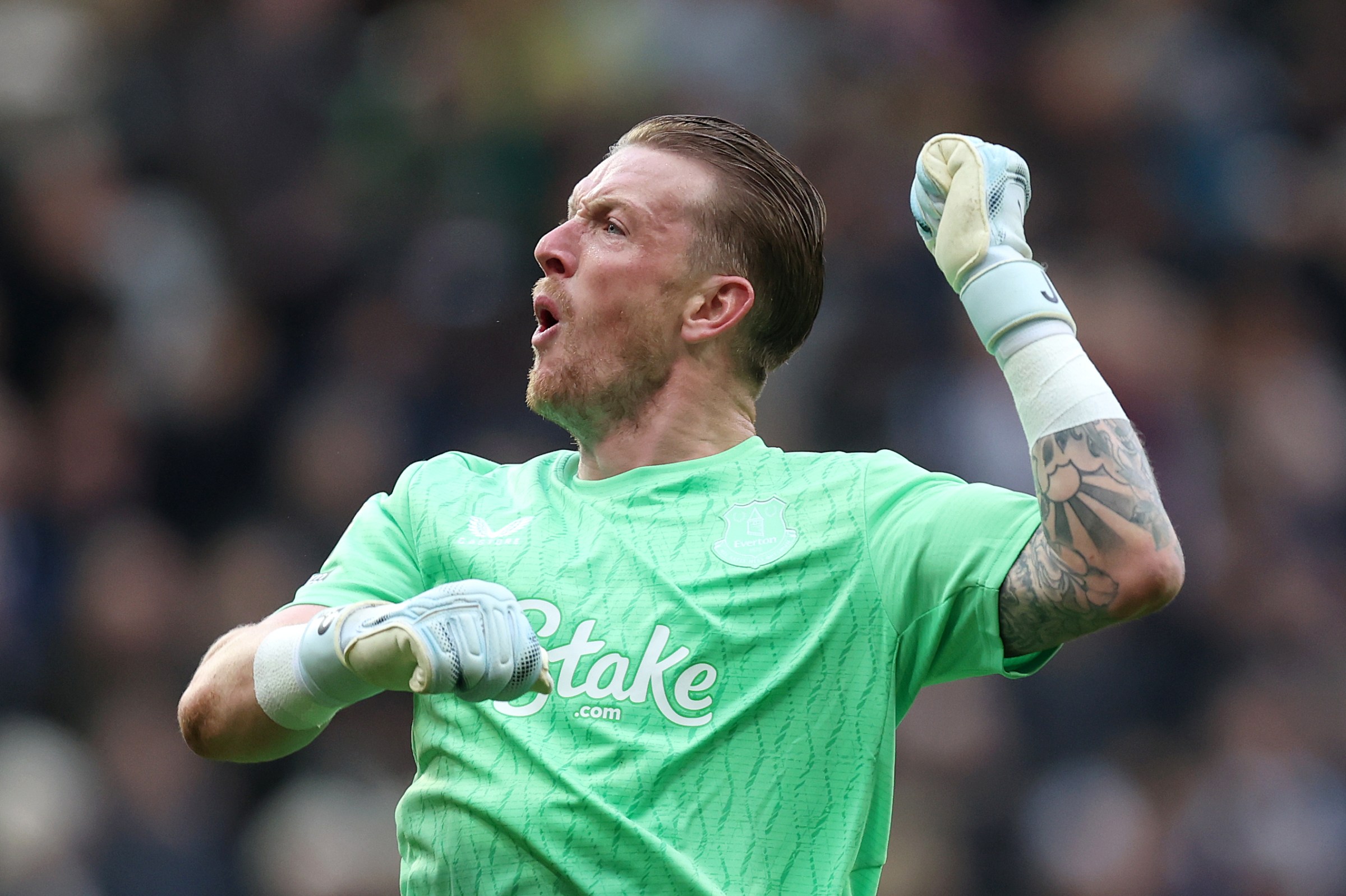 NEWCASTLE UPON TYNE, ENGLAND - FEBRUARY 28: Jordan Pickford of Everton celebrates after Beto of Everton (not pictured) scores his team’s second goal during the Premier League match between Newcastle United and Everton at St James’ Park on February 28, 2026 in Newcastle upon Tyne, England. (Photo by George Wood/Getty Images)