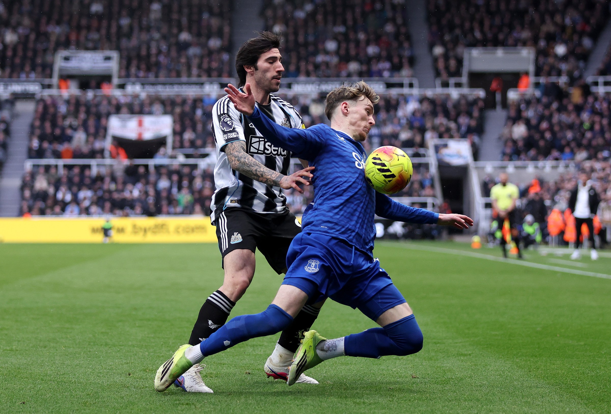 James Garner of Everton is challenged by Sandro Tonali. (Getty Images)