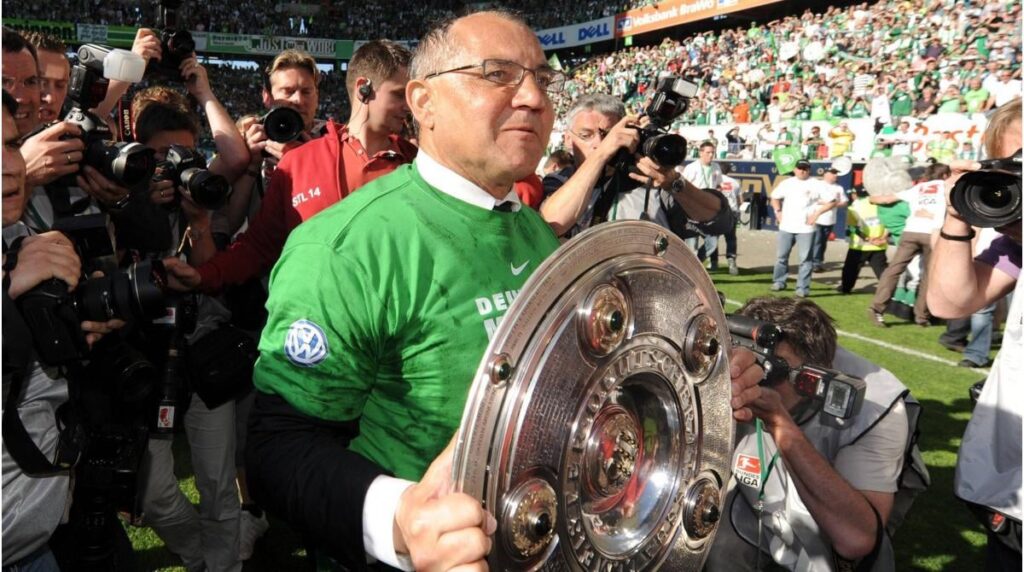 Wolfsburg sondiert Trainer-Markt nach passenden Kandidaten: Eine Personalie, die dem Blatt zufolge intern Fürsprecher hat, ist Felix Magath. Dieser könne sich die Aufgabe bei seinem Ex-Klub durchaus vorstellen, heißt es.