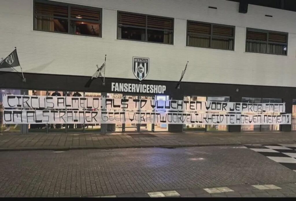 Spandoek opgehangen voor de Fanserviceshop van Heracles