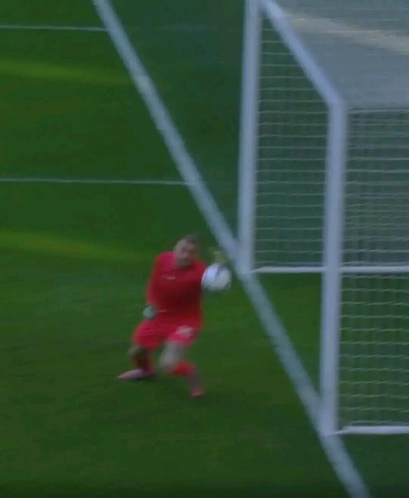 The thirteenth goal conceded by De Gregorio from the first shot on target; a disastrous goalkeeper.