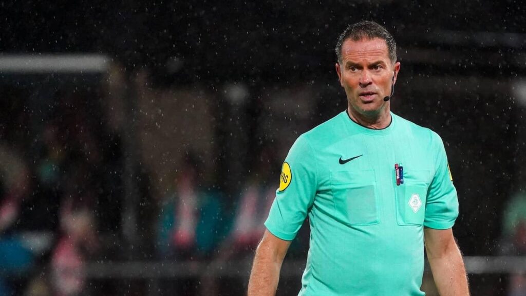 Referee Nijhuis has an injury