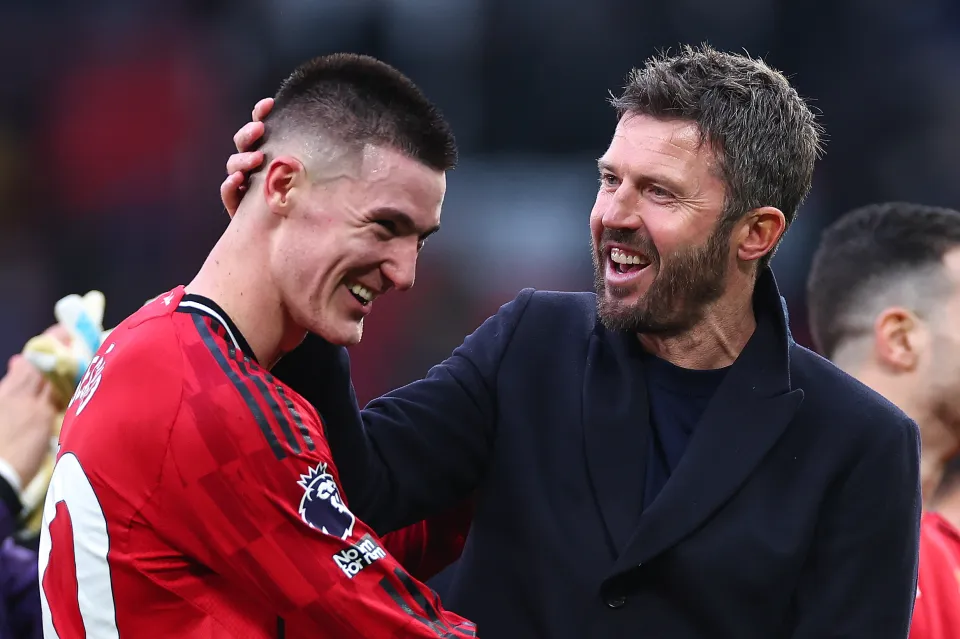 Michael Carrick reacts with Benjamin Sesko