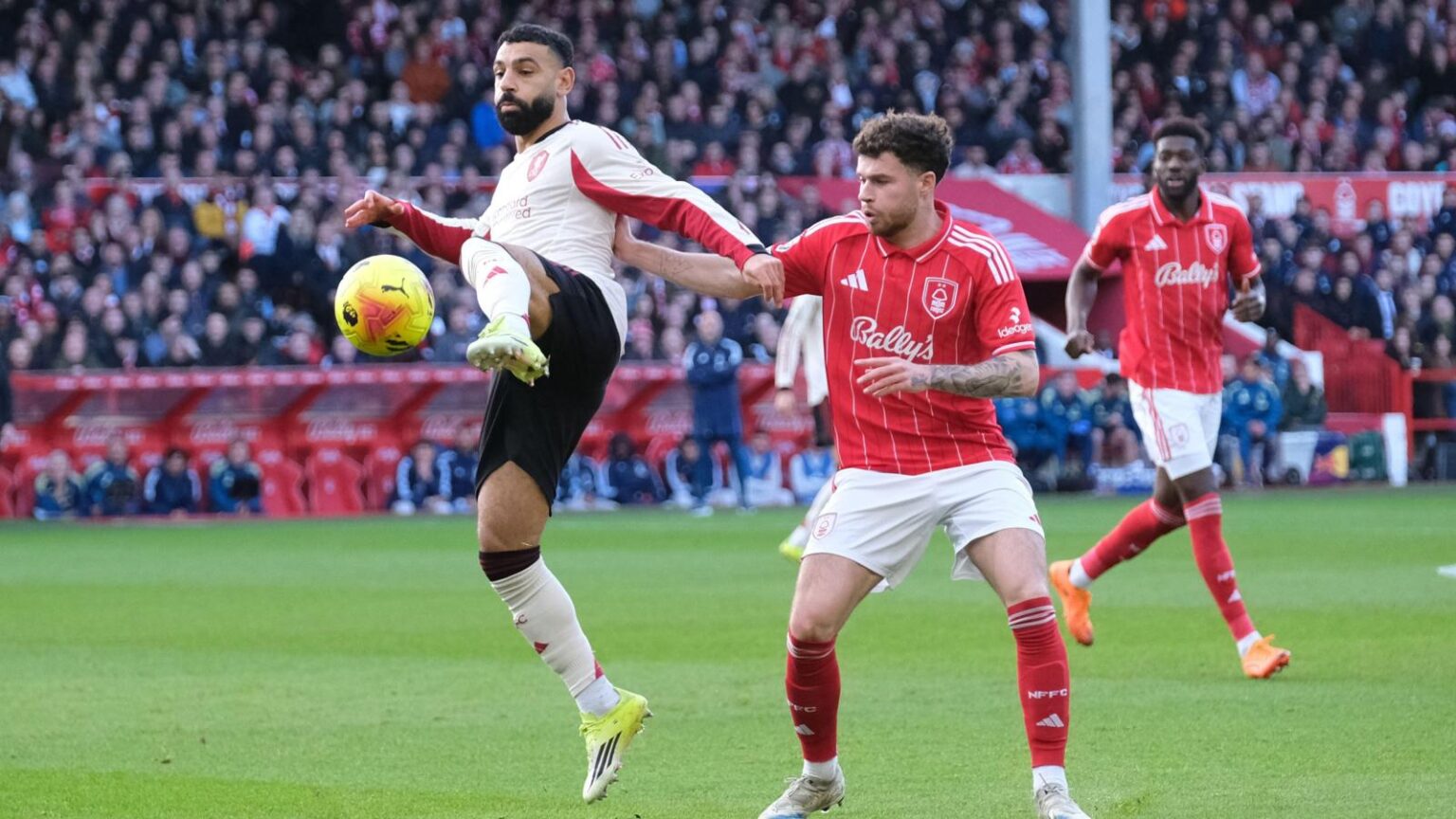 Carragher slams Reds star amid ‘one of the bigger robberies’ Carragher slams Reds star amid 'one of the bigger robberies'