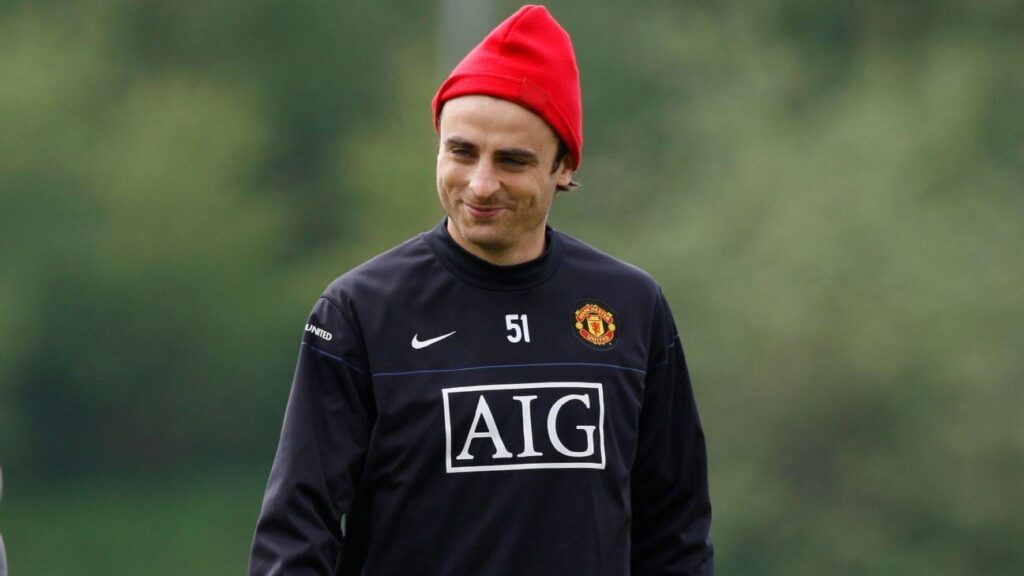 Berbatov urges patience over Carrick's Man United future