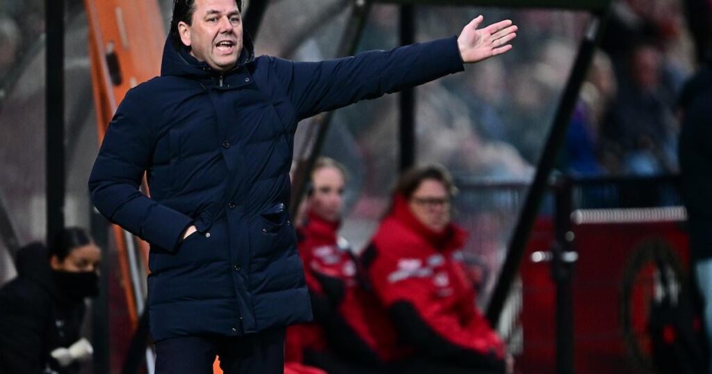 PSV Vrouwen gaat na dit seizoen niet verder met trainer Roeland ten Berge: ‘Hij heeft een belangrijke rol gespeeld’