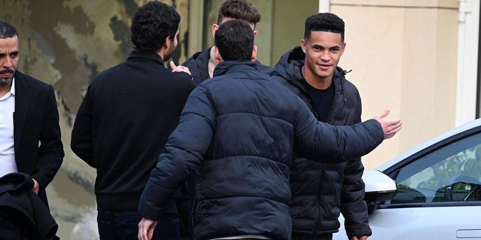 Die ersten BVB-Bilder: Prates auf dem Weg zum Medizincheck