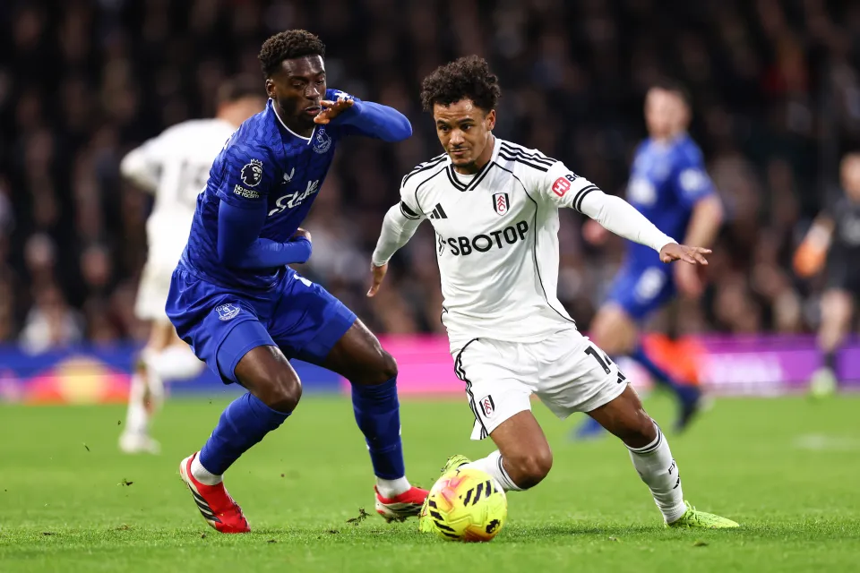 Tim Iroegbunam of Everton and Oscar Bobb of Fulham during the Premier League match between Fulham and Everton