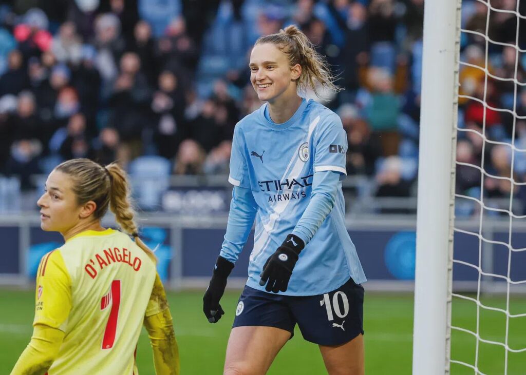 Miedema blijft langer in Manchester: 'Geen plek waar ik nu liever ben dan bij City'
