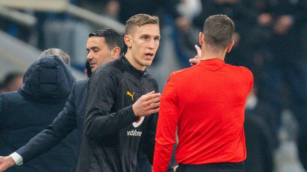 Unerklärlicher BVB-Platzverweis: Nico Schlotterbeck meldet sich sofort