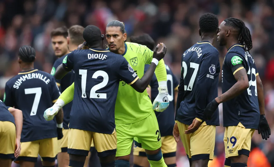 El Hadji Malick Diouf hugs Alphonse Areola