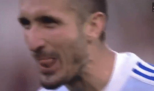 From Chiellini’s autobiography: “On the pitch I’m a son of a b*tch and proud of it. Cunning is part of football.” Now he lectures others on how to play? Bastoni uses his intelligence once and gets buried, while Chiellini’s antics were praised as “cunning.” 😂 The hypocrisy says it all.