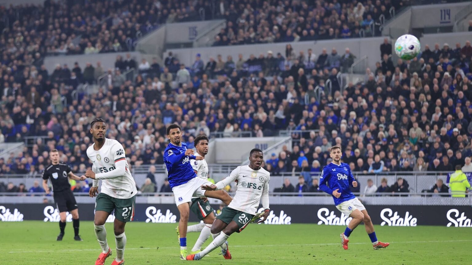 Dominant Everton sweep past below-par Chelsea