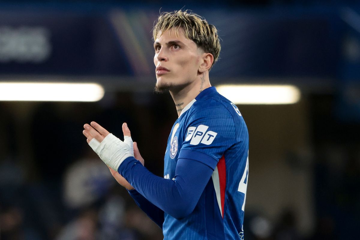 Alejandro Garnacho applauds 