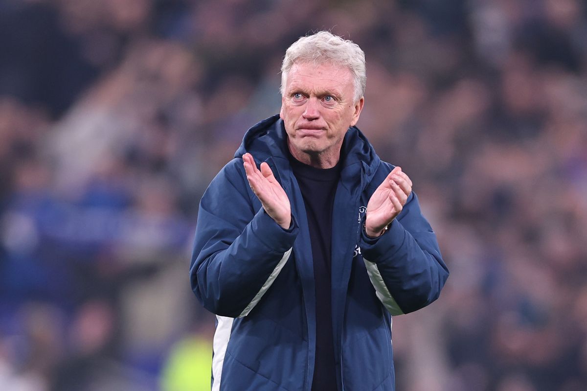 David Moyes applauds the fans after Everton's 3-0 win against Chelsea