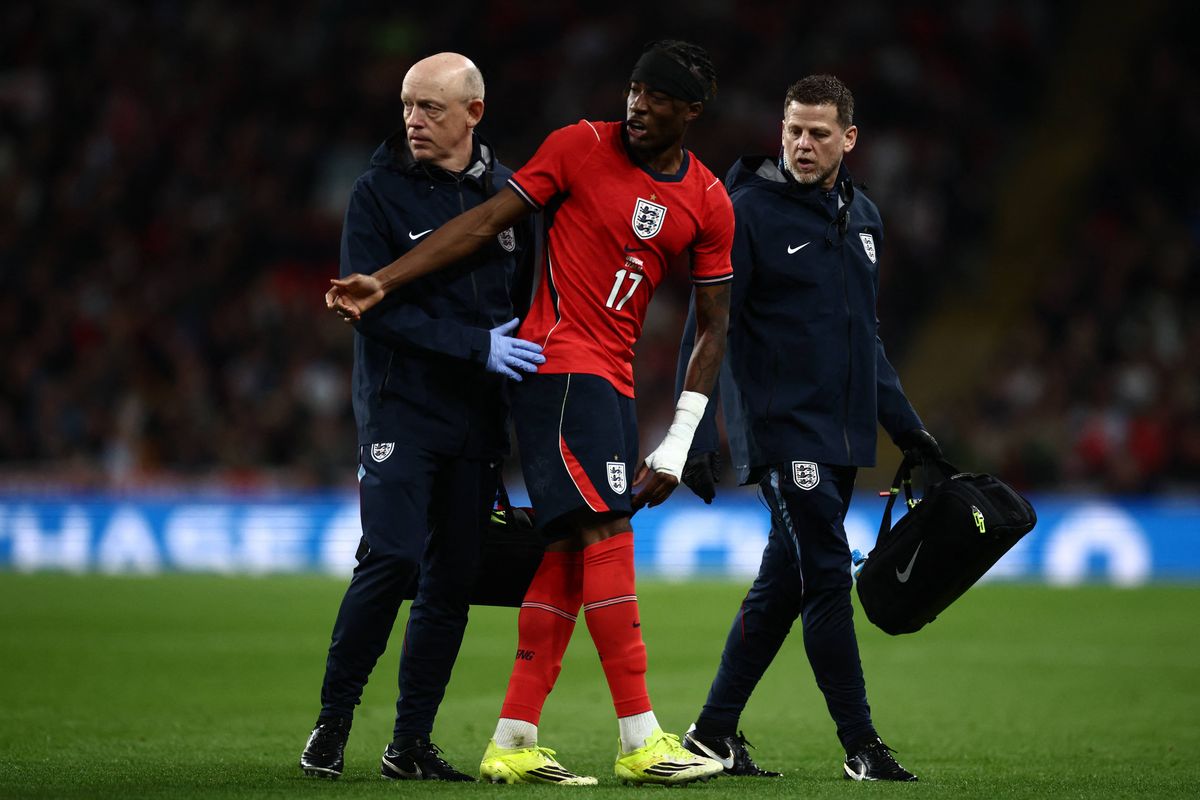 England's midfielder Noni Madueke (C) is helped off after picking up an injury during the friendly International football match between England and Uruguay at Wembley Stadium, west London, on March 27, 2026. (Photo by Henry NICHOLLS / AFP via Getty Images) / NOT FOR MARKETING OR ADVERTISING USE / RESTRICTED TO EDITORIAL USE