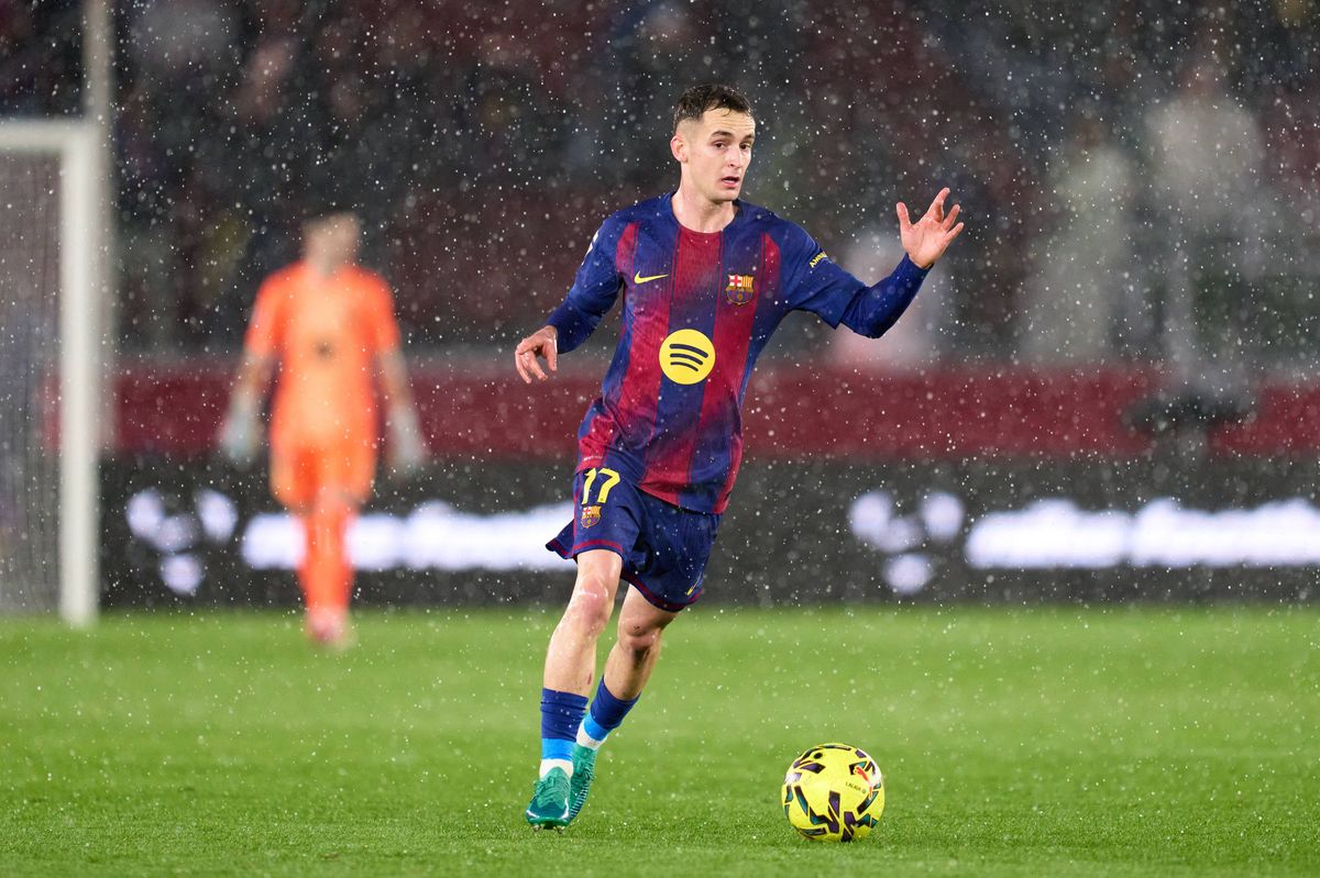 Marc Casado of FC Barcelona runs with the ball during heavy rain during the LaLiga EA Sports match between FC Barcelona and Real Oviedo at Spotify Camp Nou
