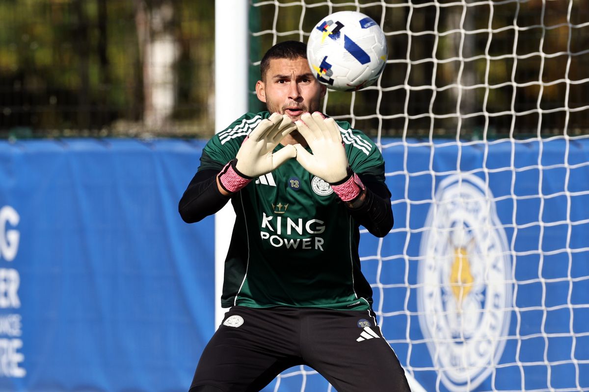 Fran Vieites in training as the Spaniard waits for his Leicester City debut