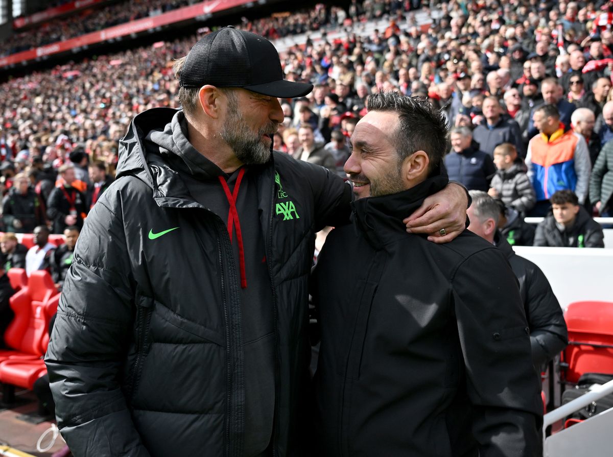 Brighton head coach Roberto De Zerbi (R) with Liverpool manager Jurgen Klopp