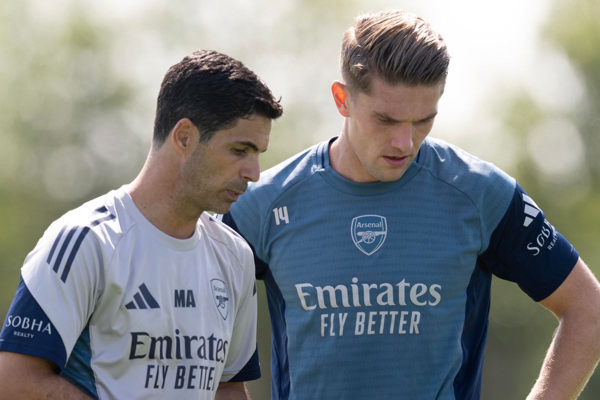 Arsenal manager Mikel Arteta talks to Viktor Gyokere during a training session at Sobha Realty Training Centre on August 15, 2025 in London Colney, England.