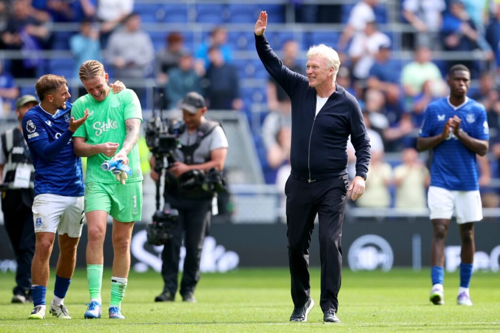 David Moyes waves to the fans as Kiernan Dewsbury-Hall and Jordan Pickford celebrate after the Premier League match between Everton and Brighton & Hove Albion. Photo by Ed Sykes/Sportsphoto/Allstar Via Getty Images