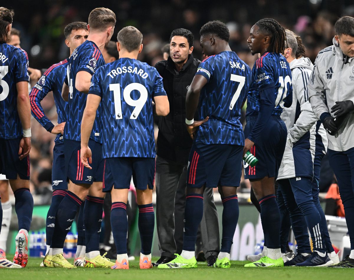 Arsenal manafer Mikel Arteta talks to Viktor Gyorkeres, Leandro Trossard, Bukayo Saka and Eberechi Eze during the Premier League match between Fulham and Arsenal at Craven Cottage on October 18, 2025 in London, England.