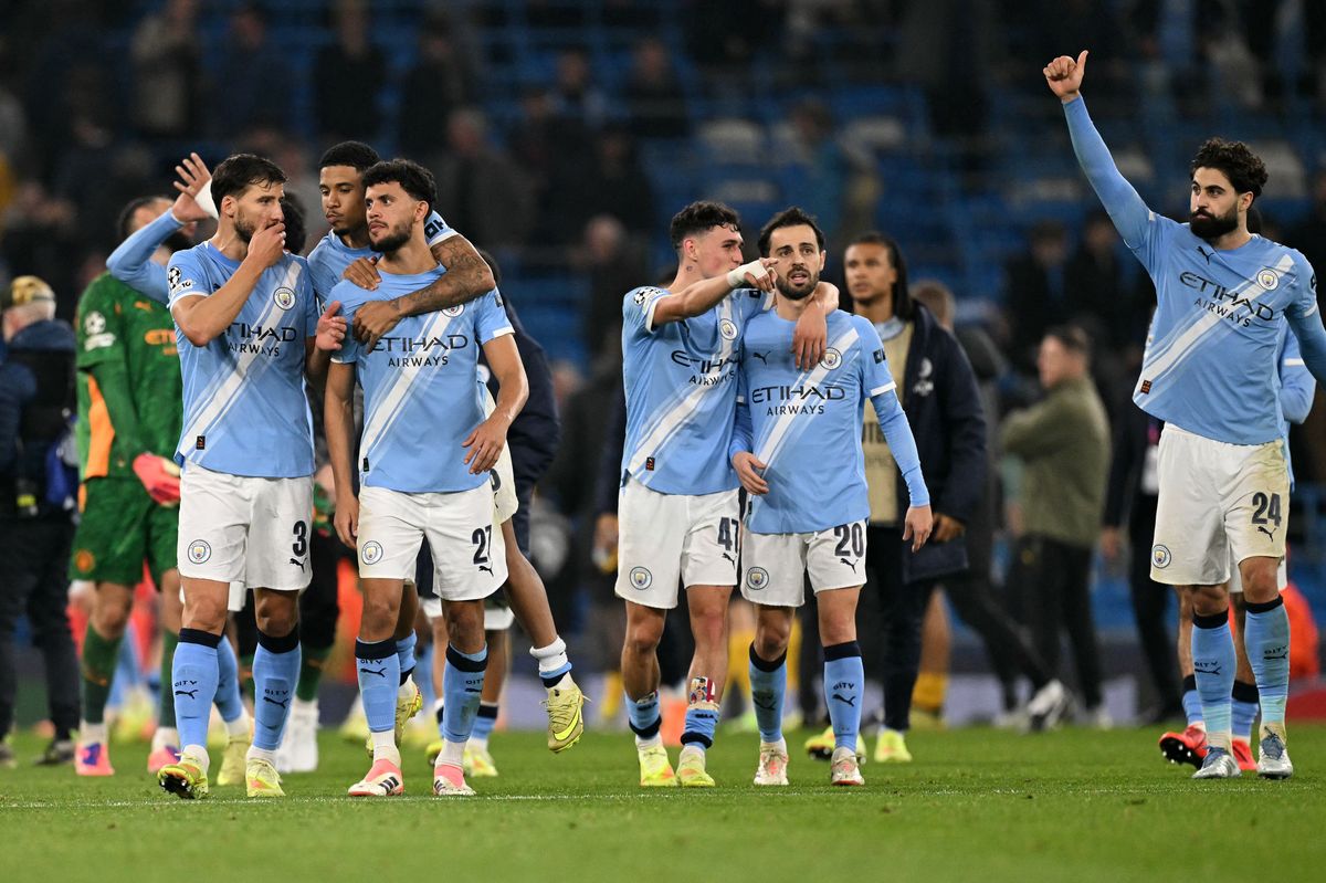 Manchester City's Portuguese defender #03 Ruben Dias, Manchester City's Brazilian midfielder #26 Savinho, Manchester City's Portuguese midfielder #27 Matheus Nunes, Manchester City's English midfielder #47 Phil Foden, Manchester City's Portuguese midfielder #20 Bernardo Silva and Manchester City's Croatian defender #24 Josko Gvardiol applauds the fans following the UEFA Champions League football match between Manchester City and Borussia Dortmund at the Etihad Stadium in Manchester, north west England, on November 5, 2025. (Photo by Oli SCARFF / AFP) (Photo by OLI SCARFF/AFP via Getty Images)          
