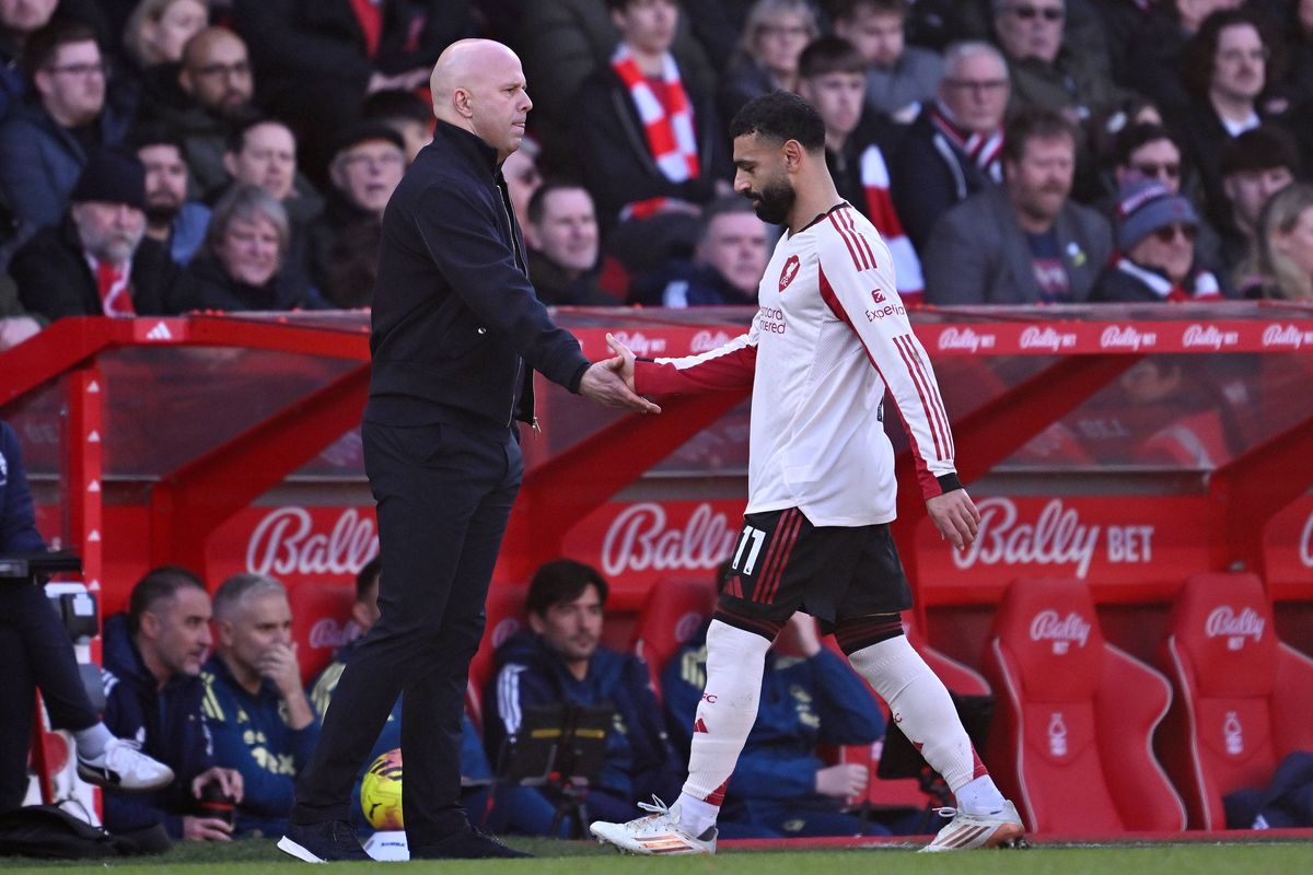 Arne Slot shaking hands with Mohamed Salah