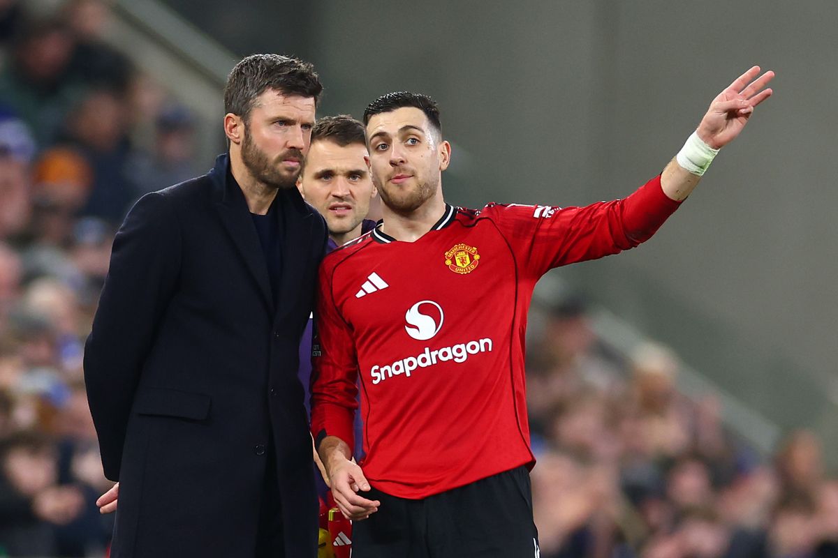 LIVERPOOL, ENGLAND - FEBRUARY 23: Diogo Dalot of Manchester United makes a point to manager Michael Carrick during the Premier League match between Everton and Manchester United at Hill Dickinson Stadium on February 23, 2026 in Liverpool, England. (Photo by Chris Brunskill/Fantasista/Getty Images)