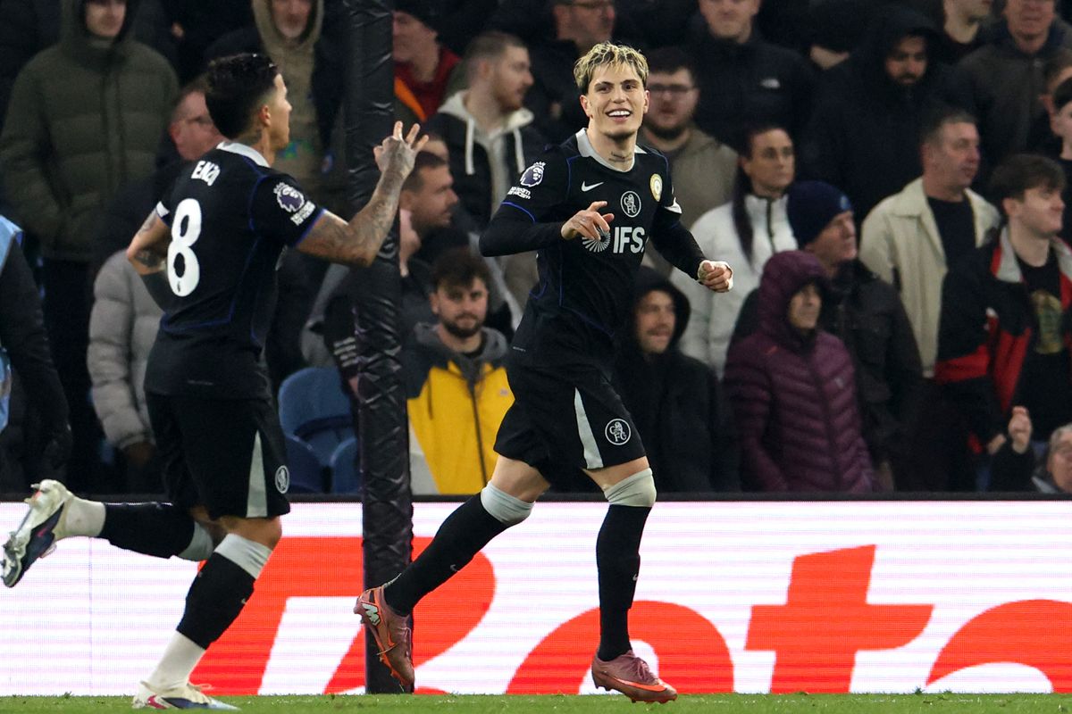 Alejandro Garnacho celebrates