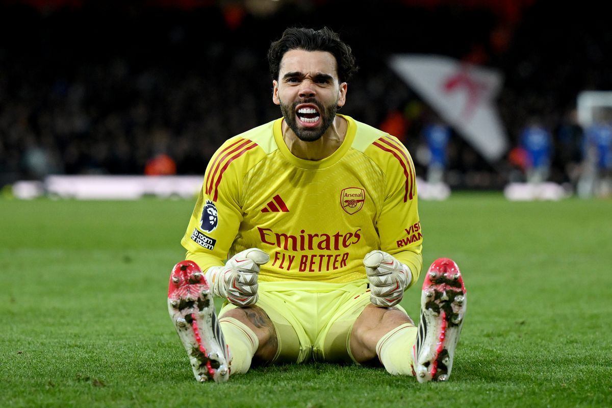LONDON, ENGLAND - MARCH 01: David Raya of Arsenal celebrates his side's second goal scored by team mate Jurrien Timber (not pictured) during the Premier League match between Arsenal and Chelsea at Emirates Stadium on March 01, 2026 in London, England. (Photo by Shaun Botterill/Getty Images)