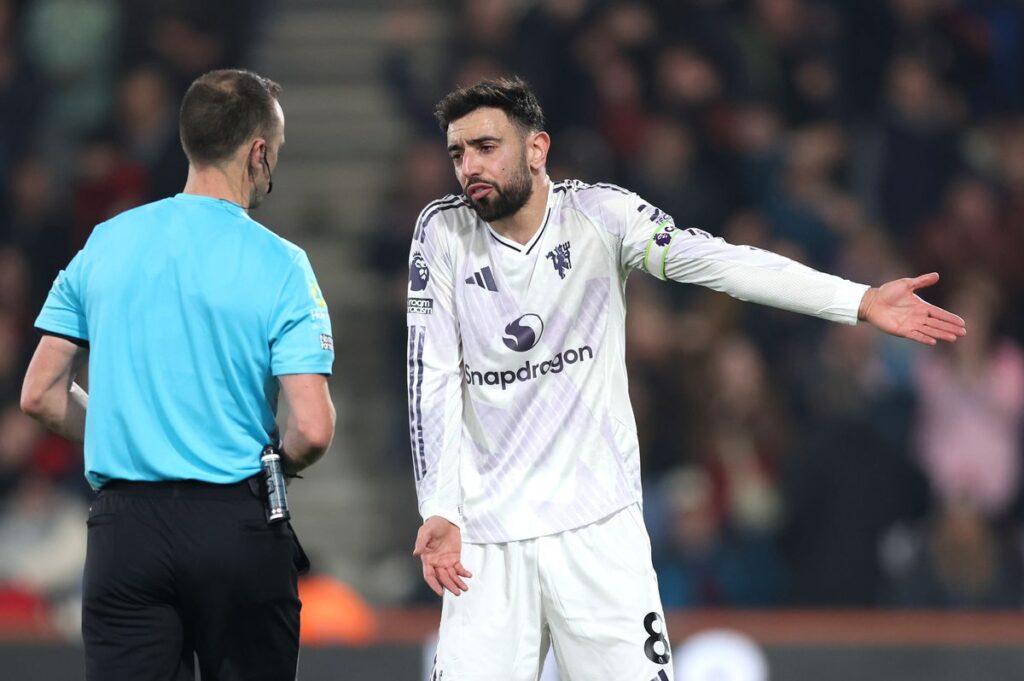 Manchester United's Bruno Fernandes appeals to referee Stuart Attwell