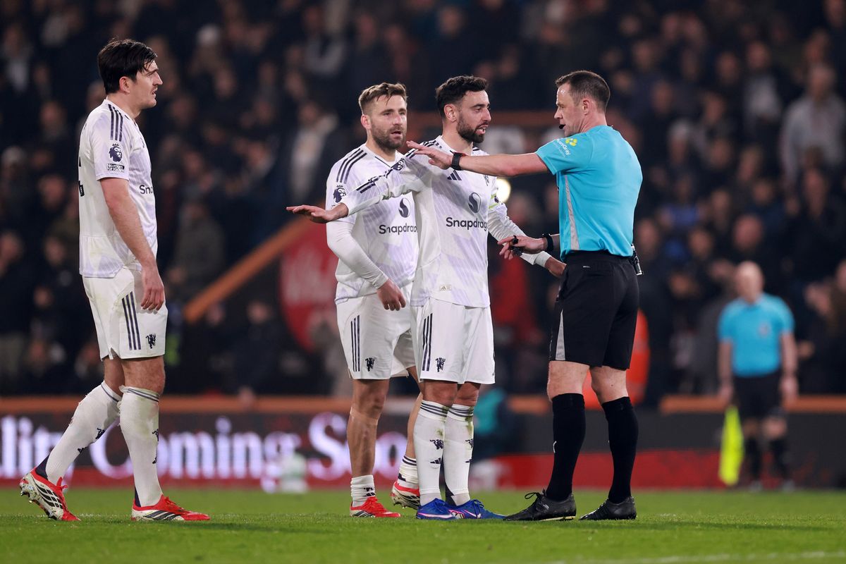 Manchester United players complain to Stuart Attwell