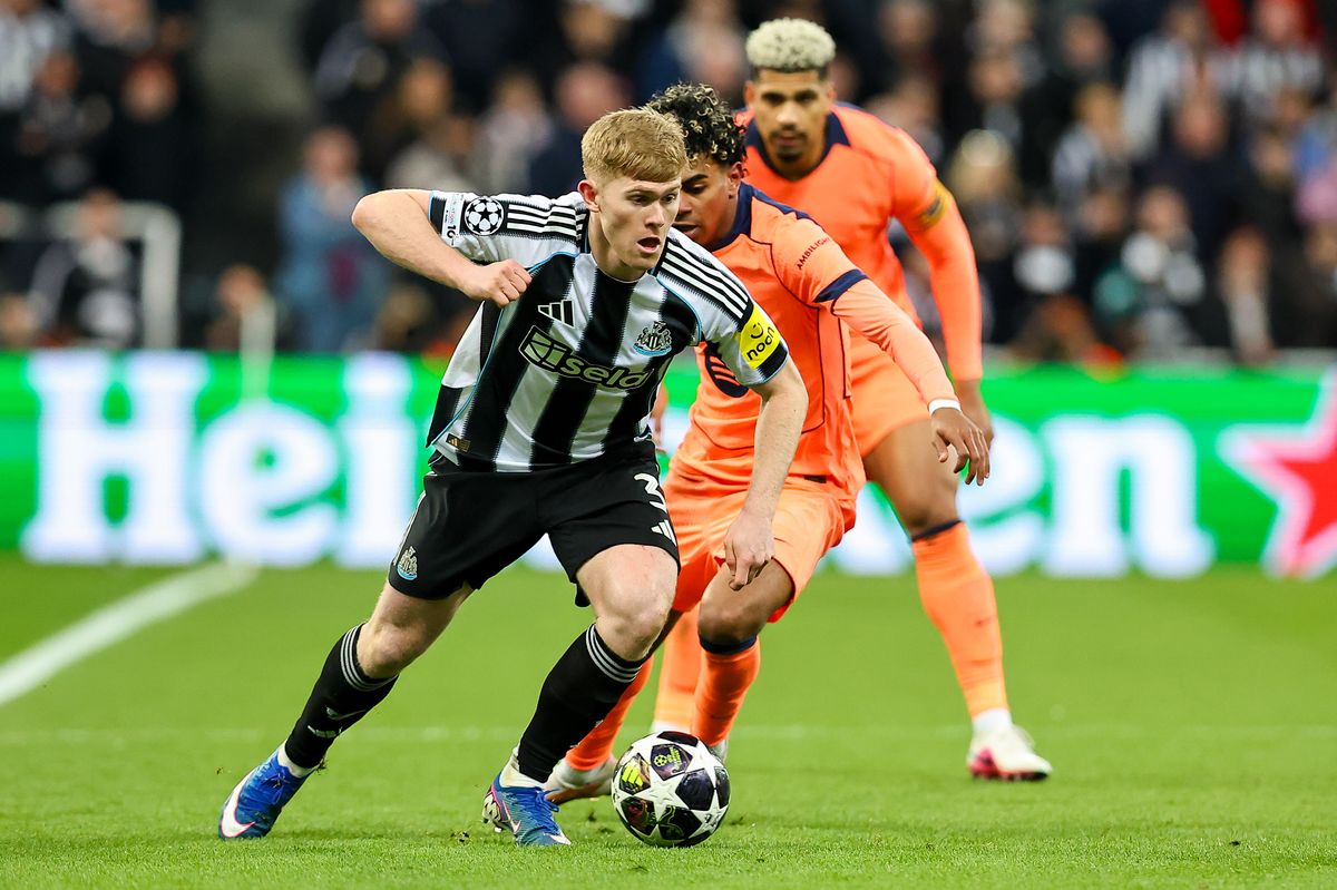 Lewis Hall of Newcastle United and Lamine Yamal of FC Barcelona