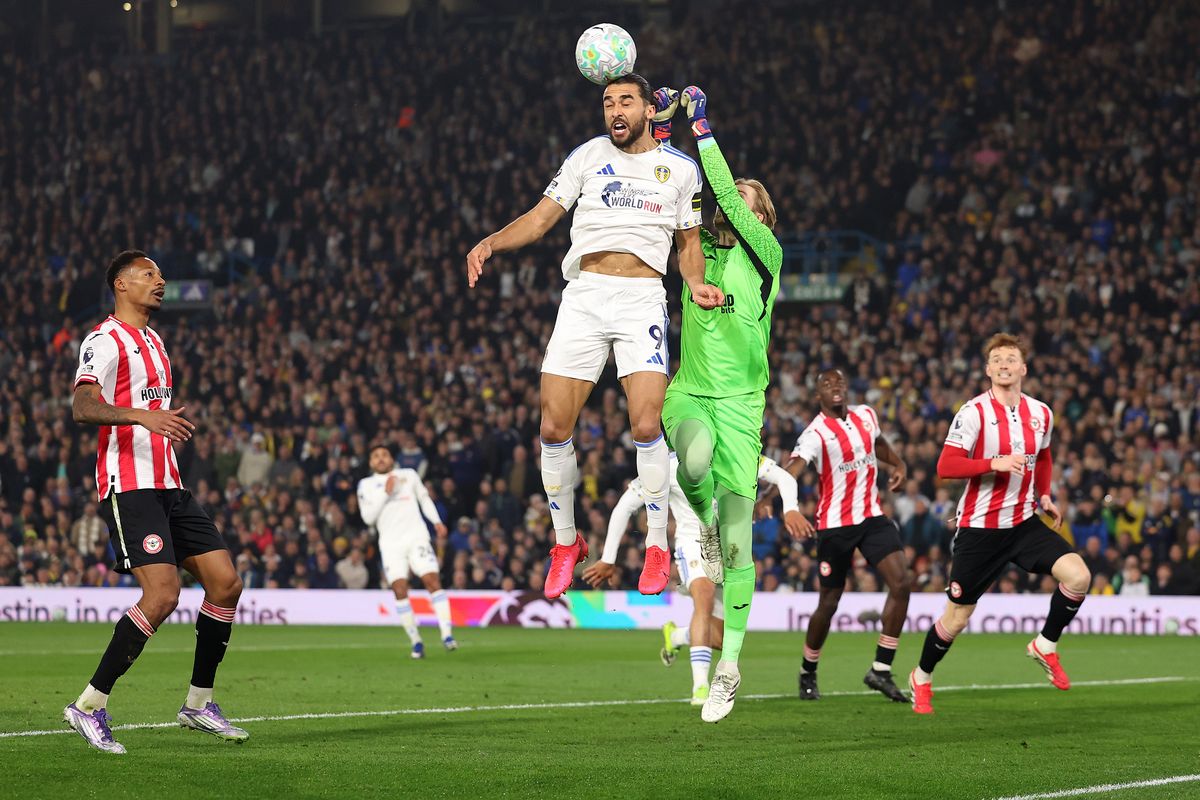 Dominic Calvert-Lewin of Leeds United heads the ball whilst under pressure from Caoimhin Kelleher of Brentford