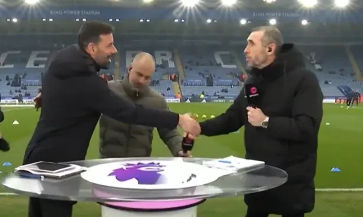 Ruud van Nistelrooy and Martin Keown shaking hands and burying the hatchet